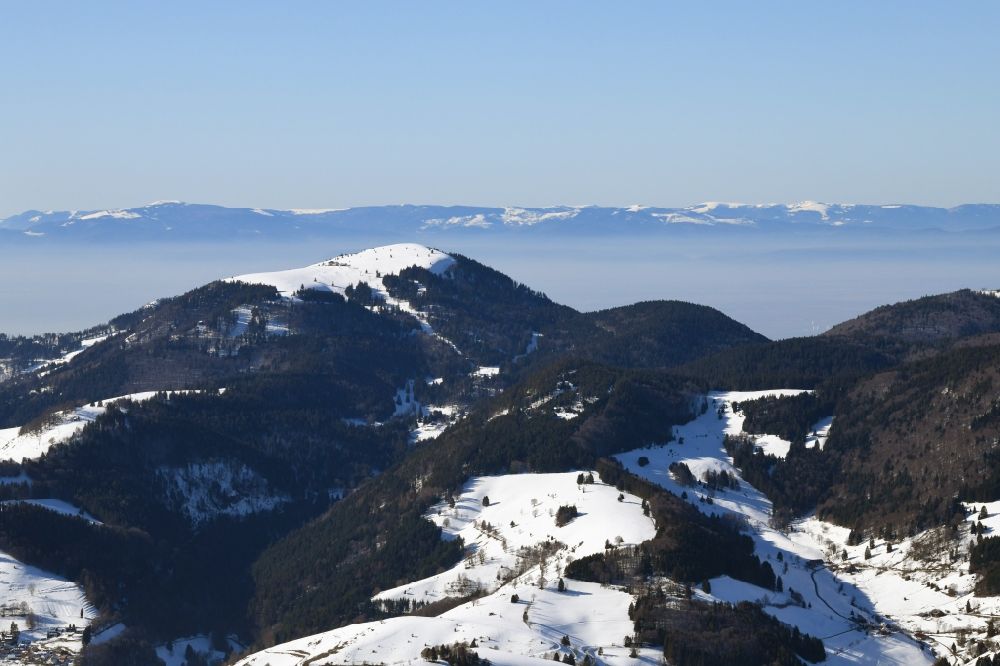 Schönenberg aus der Vogelperspektive: Winterluftbild. Schneebedeckte Berge um den Belchen im Südschwarzwald bei Schönenberg im Bundesland Baden-Württemberg, Deutschland