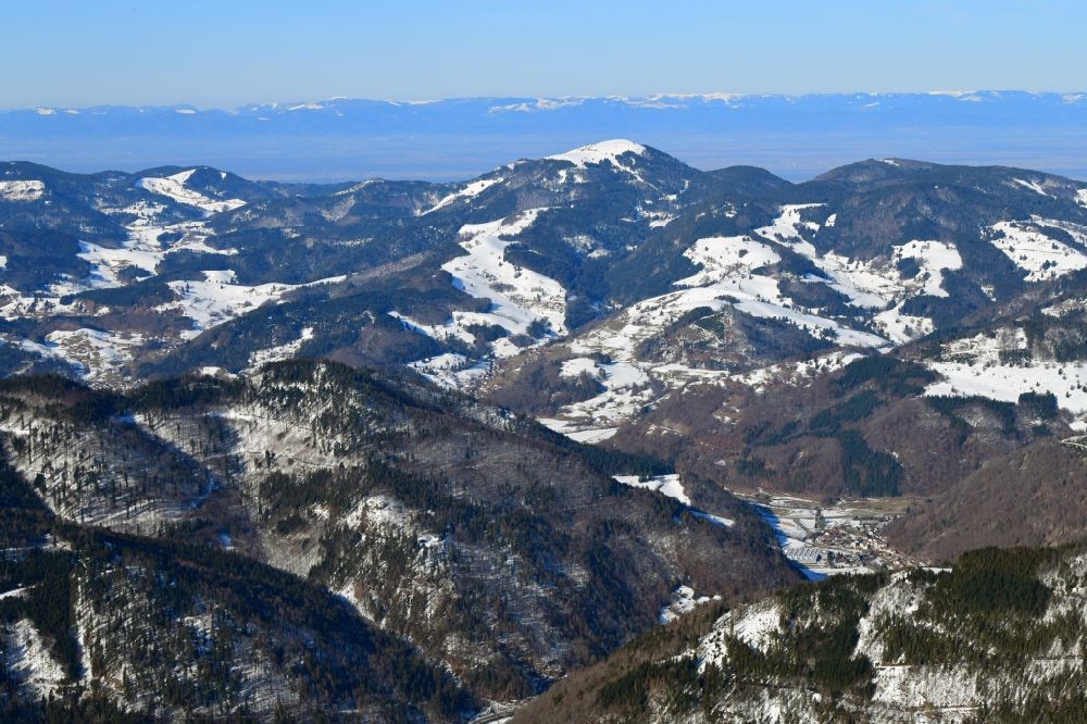 Luftbild Schönenberg - Winterluftbild. Schneebedeckte Berge im Südschwarzwald um den Belchen bei Schönenberg im Bundesland Baden-Württemberg, Deutschland