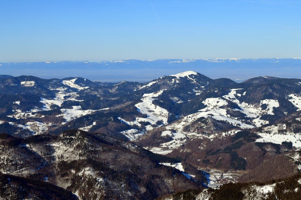 Luftaufnahme Schönenberg - Winterluftbild. Schneebedeckte Berge im Südschwarzwald um den Belchen bei Schönenberg im Bundesland Baden-Württemberg, Deutschland