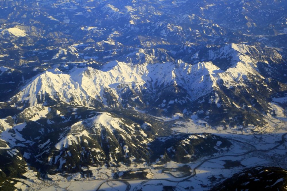 Ardning aus der Vogelperspektive: Winterluftbild. Schneebedeckte Berglandschaft in den Österreichischen Alpen bei Ardning und Hall in der Steiermark. Österreich