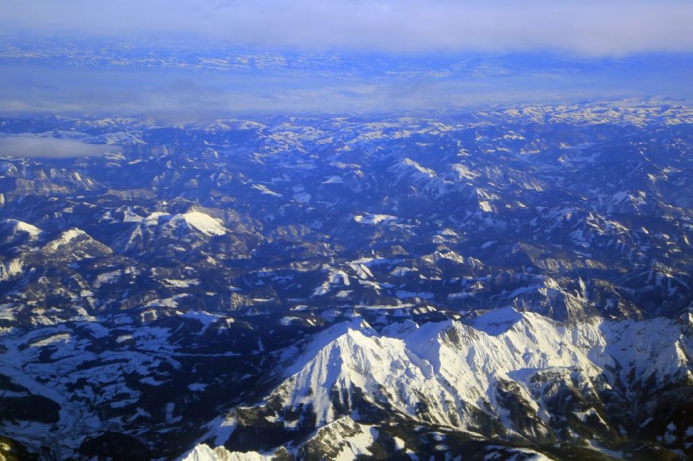 Hall aus der Vogelperspektive: Winterluftbild. Schneebedeckte Berglandschaft in den Österreichischen Alpen bei Hall in der Steiermark. Österreich