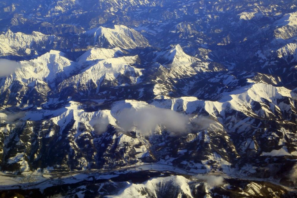 Luftaufnahme Treglwang - Winterluftbild. Schneebedeckte Berglandschaft in den Österreichischen Alpen bei Treglwang in der Steiermark. Österreich