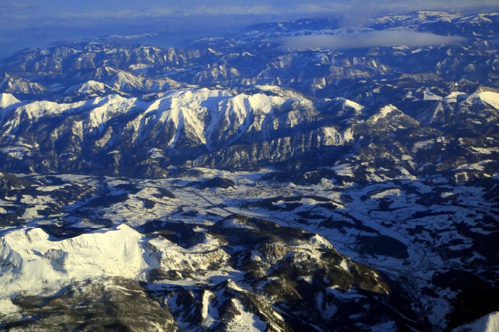 Windischgarsten von oben - Winterluftbild. Schneebedeckte Berglandschaft in den Österreichischen Alpen bei Windischgarsten in Oberösterreich in der Steiermark. Österreich