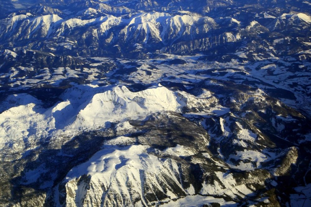 Windischgarsten aus der Vogelperspektive: Winterluftbild. Schneebedeckte Berglandschaft in den Österreichischen Alpen bei Windischgarsten in Oberösterreich in der Steiermark. Österreich
