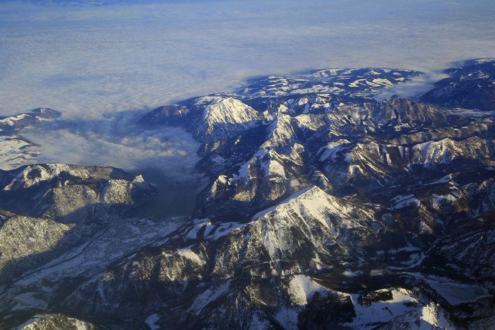 Ebensee von oben - Winterluftbild. Schneebedeckte Berglandschaft in den Österreichischen Alpen beim Ebensee in Oberösterreich, Österreich