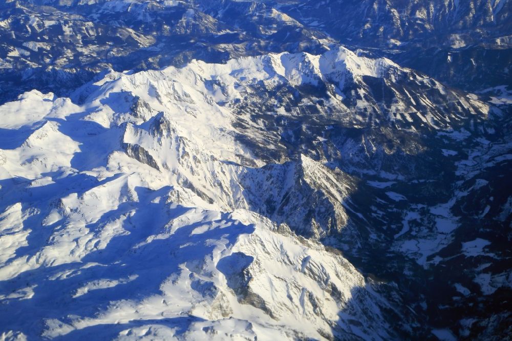 Hinterstoder von oben - Winterluftbild. Schneebedeckte Berglandschaft in den Österreichischen Alpen mit dem Großen Priel bei Hinterstoder in Oberösterreich. Österreich