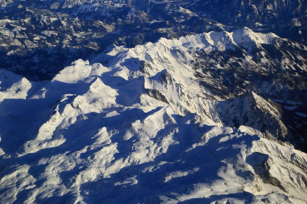 Hinterstoder aus der Vogelperspektive: Winterluftbild. Schneebedeckte Berglandschaft in den Österreichischen Alpen mit dem Großen Priel bei Hinterstoder in Oberösterreich. Österreich
