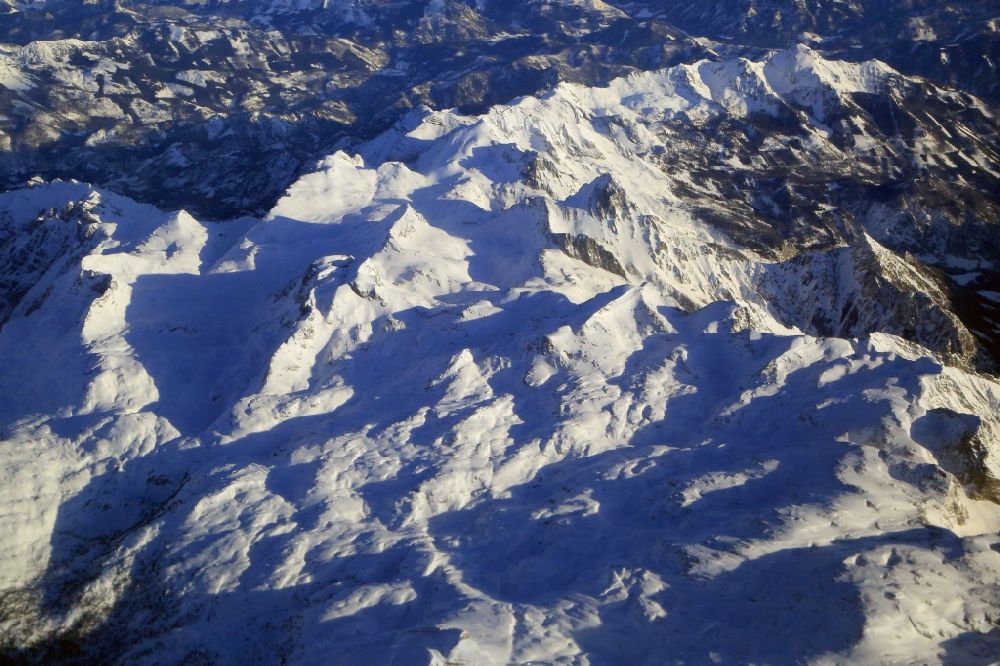 Luftbild Hinterstoder - Winterluftbild. Schneebedeckte Berglandschaft in den Österreichischen Alpen mit dem Großen Priel bei Hinterstoder in Oberösterreich. Österreich