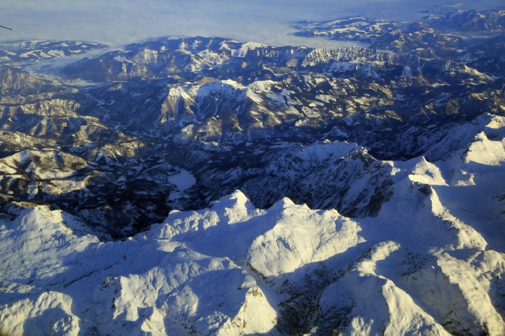 Luftaufnahme südlich Almsee - Winterluftbild. Schneebedeckte Berglandschaft in den Österreichischen Alpen südlich des Almsees Steiermark, Österreich