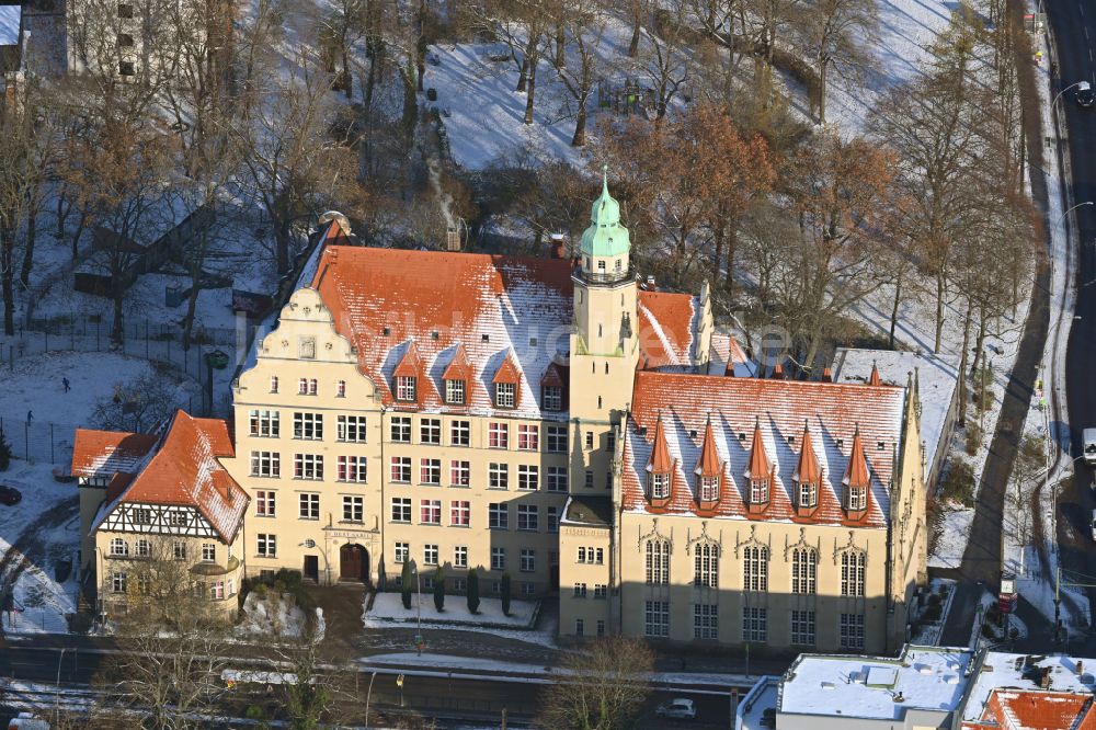 Luftaufnahme Berlin - Winterluftbild Schulgebäude der BEST-Sabel-Oberschule an der Lindenstraße im Ortsteil Köpenick in Berlin
