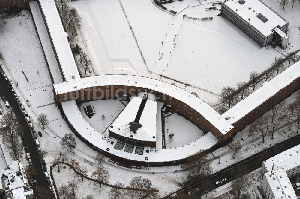 Luftaufnahme Berlin - Winterluftbild Schulgebäude Max-Taut-Schule im Ortsteil Rummelsburg in Berlin, Deutschland