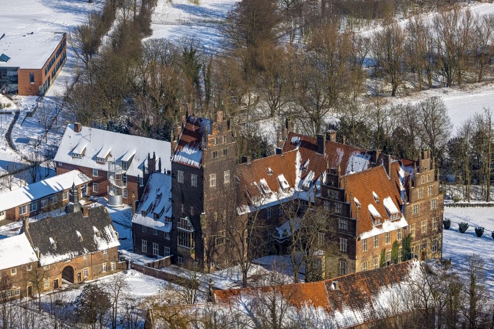 Luftbild Hamm - Winterluftbild Schulgebäude des Schlosses Heessen in Hamm im Bundesland Nordrhein-Westfalen, Deutschland