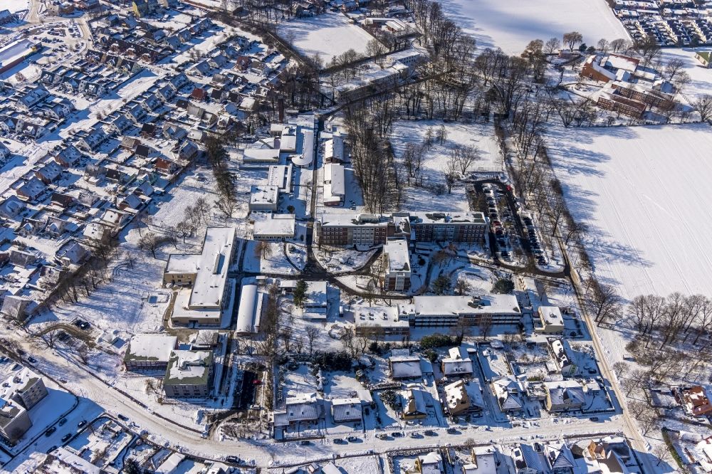 Luftaufnahme Hamm - Winterluftbild Schulgebäude der Schule im Heithof in der Heithofer Allee in Hamm im Bundesland Nordrhein-Westfalen, Deutschland