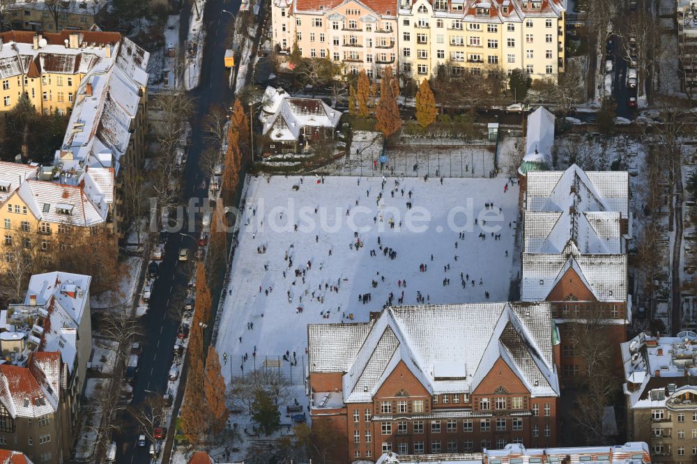 Luftaufnahme Berlin - Winterluftbild Schulgelände mit Sportplatz Ruppin-Grundschule in Berlin, Deutschland