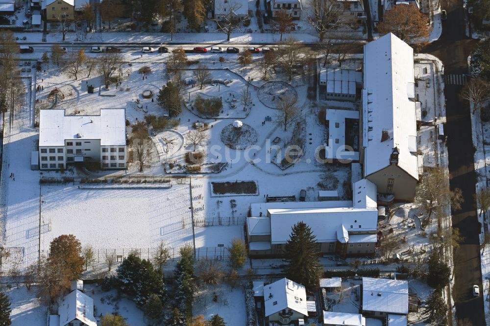 Luftaufnahme Berlin - Winterluftbild Schulgelände mit Sportplatz Ulmen- Grundschule in Berlin, Deutschland