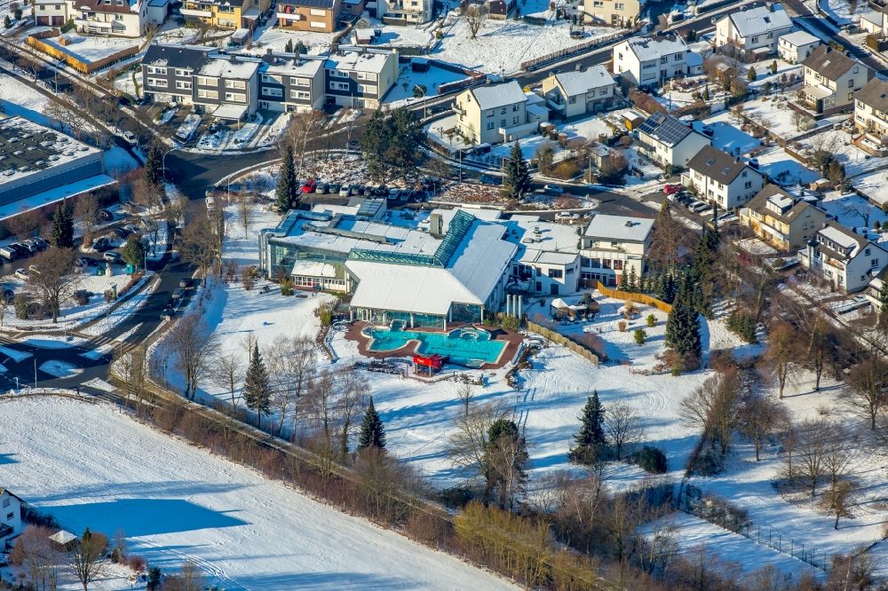 Luftaufnahme Warstein - Winterluftbild Schwimmbecken des Freibades Allwetterbad Warstein an der Lortzingstraße in Warstein im Bundesland Nordrhein-Westfalen