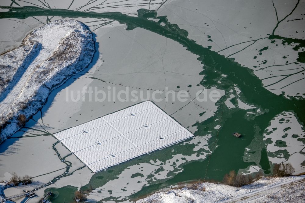 Luftaufnahme Dettelbach - Winterluftbild Schwimmendes Solarkraftwerk und Photovoltaik- Anlagen auf dem Dettelbacher Baggersee in Dettelbach im Bundesland Bayern, Deutschland