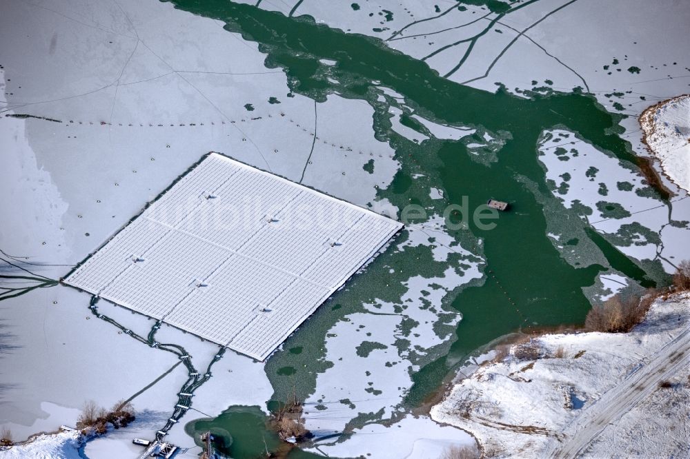 Dettelbach von oben - Winterluftbild Schwimmendes Solarkraftwerk und Photovoltaik- Anlagen auf dem Dettelbacher Baggersee in Dettelbach im Bundesland Bayern, Deutschland