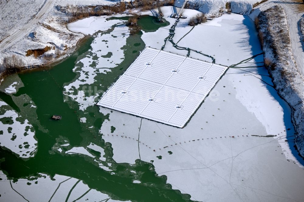 Luftaufnahme Dettelbach - Winterluftbild Schwimmendes Solarkraftwerk und Photovoltaik- Anlagen auf dem Dettelbacher Baggersee in Dettelbach im Bundesland Bayern, Deutschland