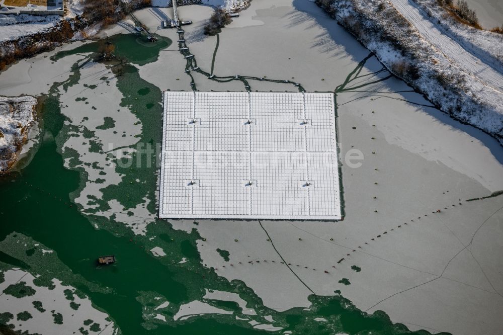 Dettelbach von oben - Winterluftbild Schwimmendes Solarkraftwerk und Photovoltaik- Anlagen auf dem Dettelbacher Baggersee in Dettelbach im Bundesland Bayern, Deutschland