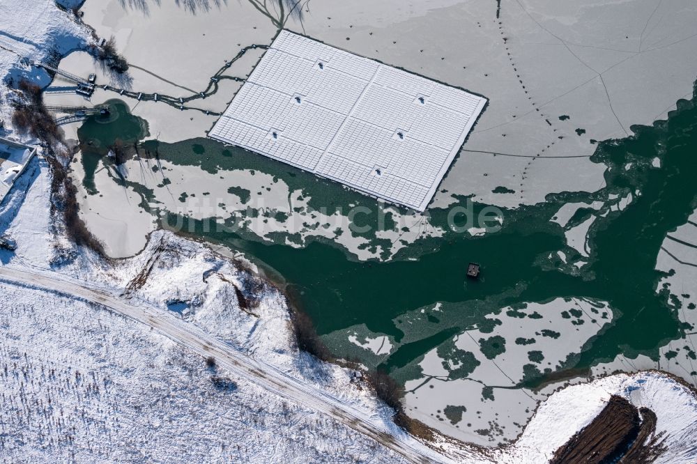 Luftbild Dettelbach - Winterluftbild Schwimmendes Solarkraftwerk und Photovoltaik- Anlagen auf dem Dettelbacher Baggersee in Dettelbach im Bundesland Bayern, Deutschland