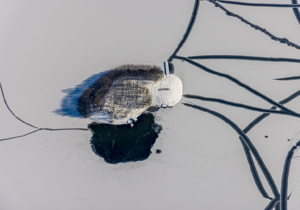 Dortmund aus der Vogelperspektive: Winterluftbild See- Insel auf dem zugefrorenen Phoenix See in Dortmund im Bundesland Nordrhein-Westfalen, Deutschland