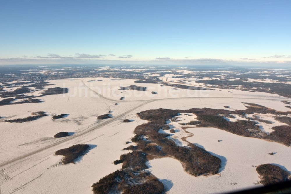 Lake Mälaren aus der Vogelperspektive: Winterluftbild Seen- Kette und Uferbereiche des Lake Mälaren in in Västmanlands län, Schweden