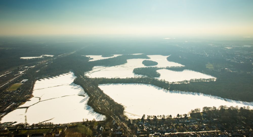 Luftbild Duisburg - Winterluftbild Seen- Kette und Uferbereiche Sechs-Seen-Platte in Duisburg im Bundesland Nordrhein-Westfalen, Deutschland