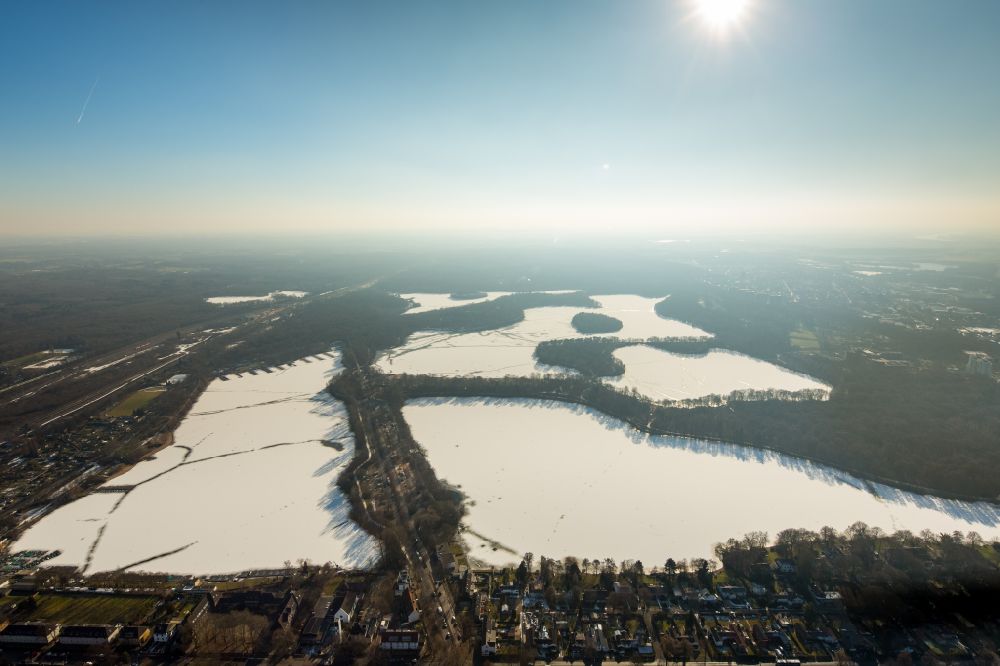 Luftaufnahme Duisburg - Winterluftbild Seen- Kette und Uferbereiche Sechs-Seen-Platte in Duisburg im Bundesland Nordrhein-Westfalen, Deutschland