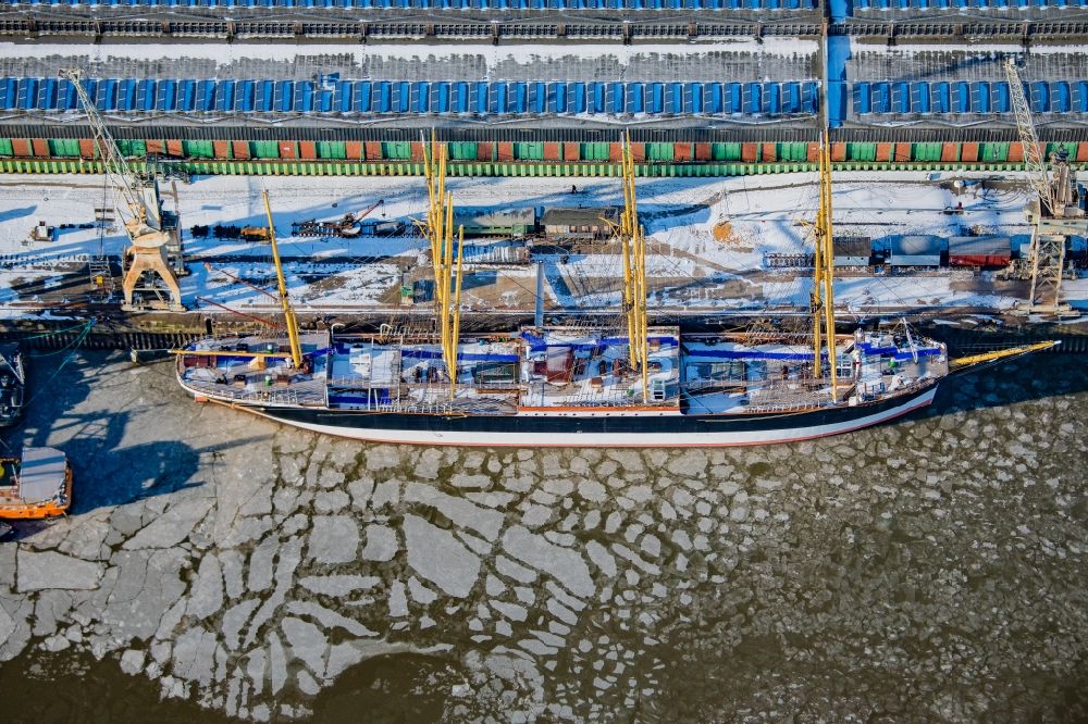 Hamburg aus der Vogelperspektive: Winterluftbild Segelschiff - Viermastbark „ Peking „ in Hamburg, Deutschland