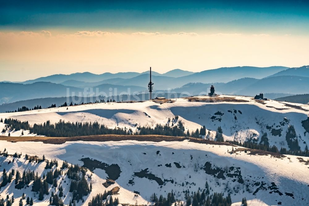 Feldberg (Schwarzwald) von oben - Winterluftbild. Sendeanlage der NATO ACE-High Richtfunkstation auf der Kuppe des Bergmassives Feldberg in Feldberg (Schwarzwald) im Bundesland Baden-Württemberg, Deutschland