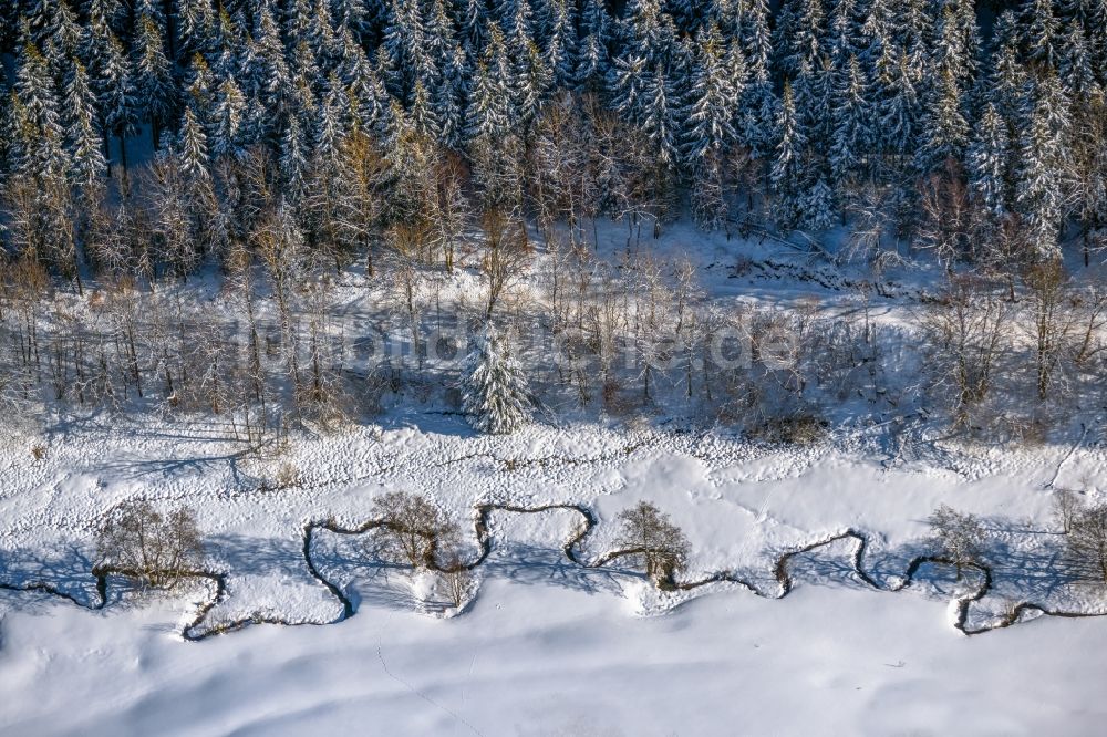 Luftbild Winterberg - Winterluftbild Serpentinenförmiger Kurvenverlauf eines Bach - Flüsschens Büre in Winterberg im Bundesland Nordrhein-Westfalen, Deutschland