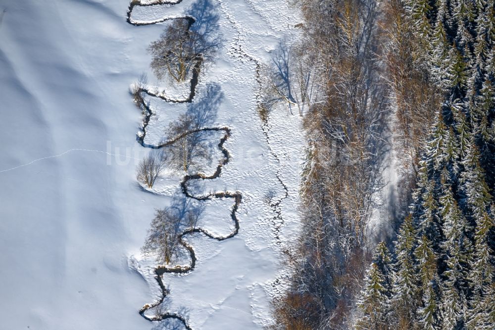 Winterberg aus der Vogelperspektive: Winterluftbild Serpentinenförmiger Kurvenverlauf eines Bach - Flüsschens Büre in Winterberg im Bundesland Nordrhein-Westfalen, Deutschland