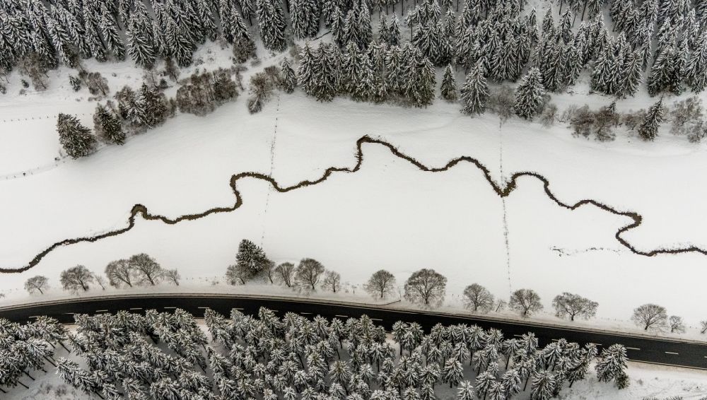Luftbild Winterberg - Winterluftbild Serpentinenförmiger Kurvenverlauf des Baches - Flüsschens Ruhr bei Winterberg im Bundesland Nordrhein-Westfalen, Deutschland