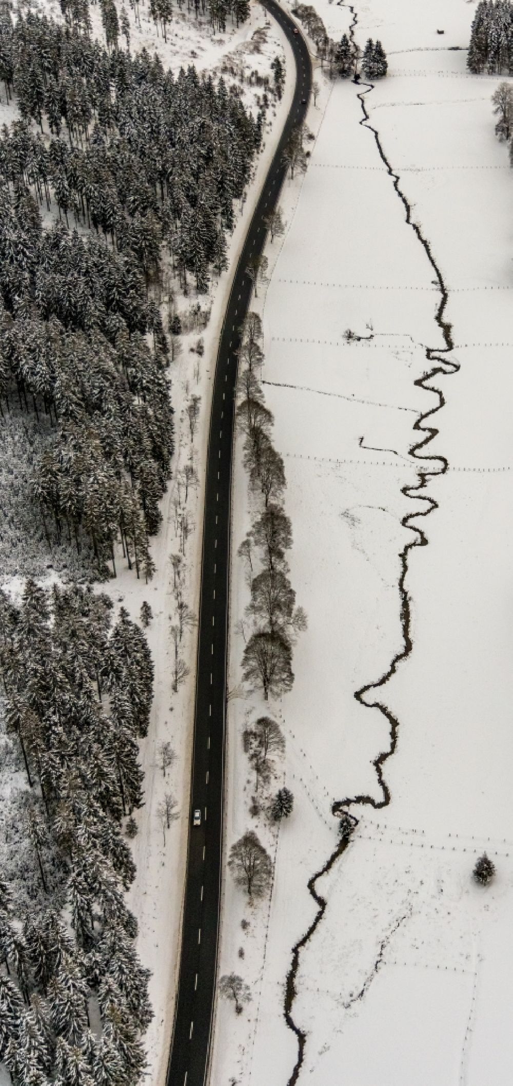 Luftaufnahme Winterberg - Winterluftbild Serpentinenförmiger Kurvenverlauf des Baches - Flüsschens Ruhr bei Winterberg im Bundesland Nordrhein-Westfalen, Deutschland