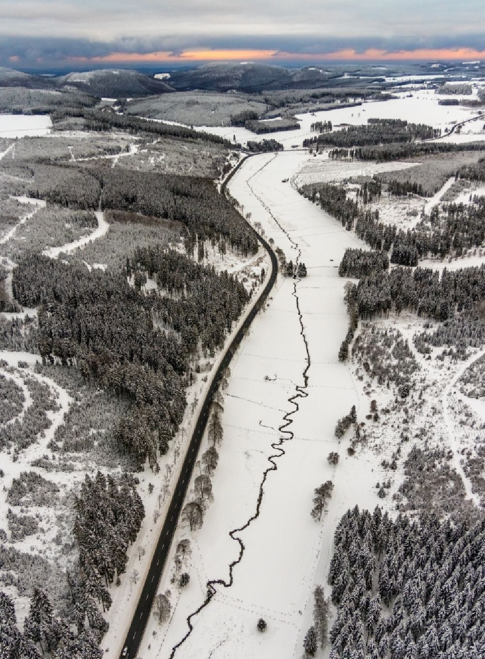 Winterberg von oben - Winterluftbild Serpentinenförmiger Kurvenverlauf des Baches - Flüsschens Ruhr bei Winterberg im Bundesland Nordrhein-Westfalen, Deutschland