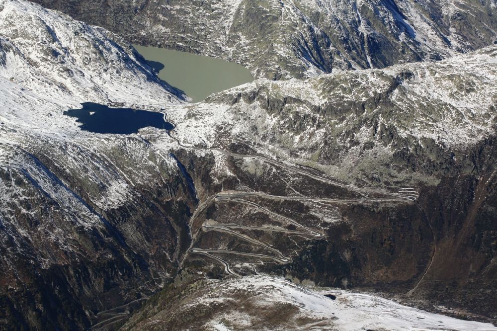 Obergoms VS aus der Vogelperspektive: Winterluftbild Serpentinenförmiger Straßenverlauf beim Grimmselpass in Obergoms VS im Kanton Wallis, Schweiz