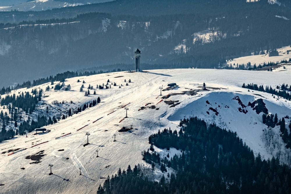 Luftaufnahme Feldberg (Schwarzwald) - Winterluftbild Sesselbahn und Skilift im Wintersportgebiet Seebuck am Feldberg (Schwarzwald) im Bundesland Baden-Württemberg, Deutschland