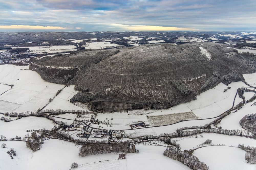 Luftbild Heggen - Winterluftbild Siedlungsgebiet Heggen mit Berg Vogelsang in Meschede im Bundesland Nordrhein-Westfalen, Deutschland