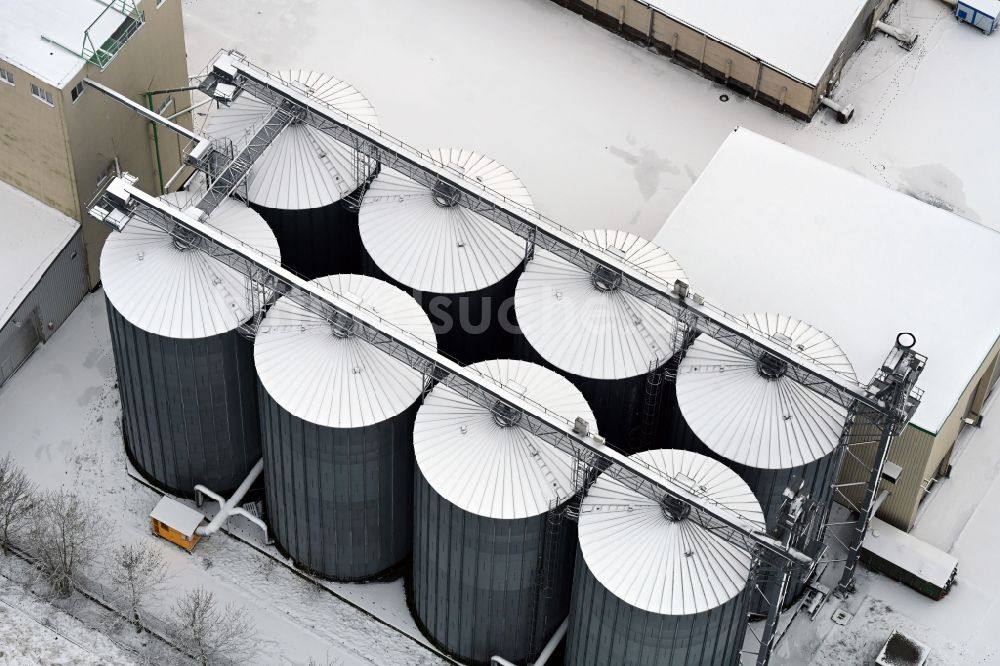 Werneuchen von oben - Winterluftbild Silo und Getreide- Speicher mit angrenzenden Lagerhallen in Werneuchen im Bundesland Brandenburg, Deutschland