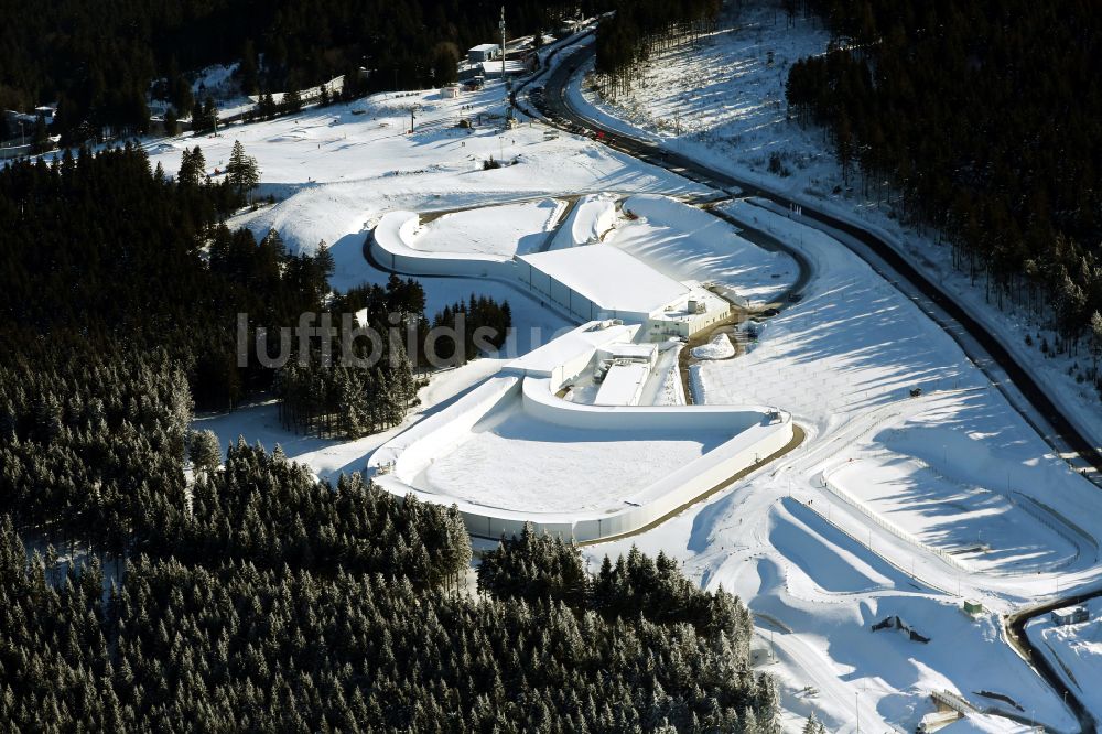 Oberhof von oben - Winterluftbild Skibahn der Skihalle in Oberhof im Bundesland Thüringen