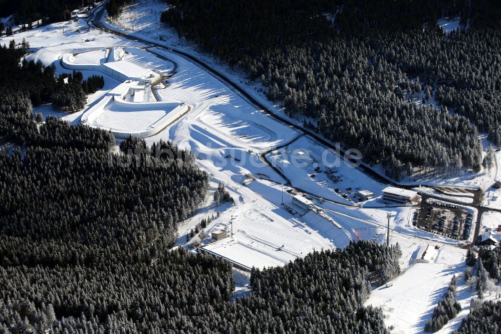 Oberhof aus der Vogelperspektive: Winterluftbild Skibahn der Skihalle in Oberhof im Bundesland Thüringen