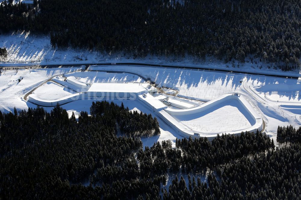 Luftaufnahme Oberhof - Winterluftbild Skibahn der Skihalle in Oberhof im Bundesland Thüringen