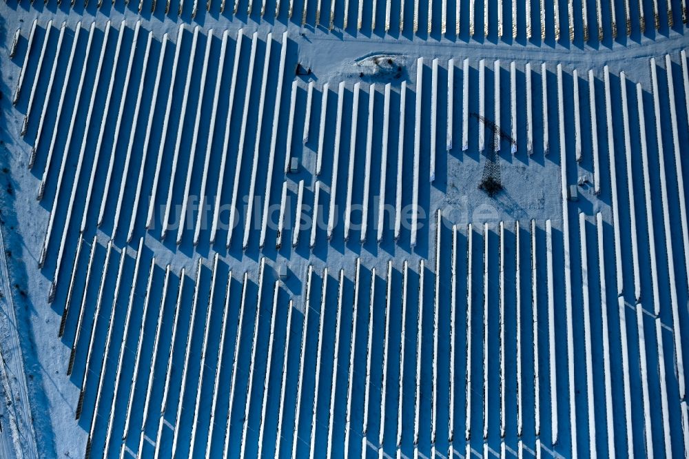 Kelbra (Kyffhäuser) von oben - Winterluftbild Solarkraftwerk und Photovoltaik- Anlagen in einem am Eichenweg Feld in Kelbra (Kyffhäuser) im Bundesland Sachsen-Anhalt, Deutschland