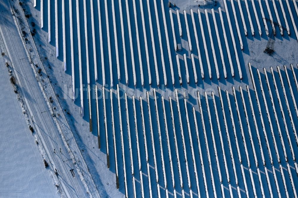 Luftbild Kelbra (Kyffhäuser) - Winterluftbild Solarkraftwerk und Photovoltaik- Anlagen in einem am Eichenweg Feld in Kelbra (Kyffhäuser) im Bundesland Sachsen-Anhalt, Deutschland