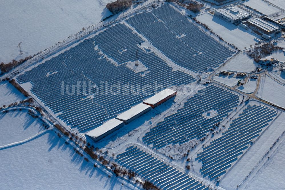 Luftaufnahme Kelbra (Kyffhäuser) - Winterluftbild Solarkraftwerk und Photovoltaik- Anlagen in einem am Eichenweg Feld in Kelbra (Kyffhäuser) im Bundesland Sachsen-Anhalt, Deutschland