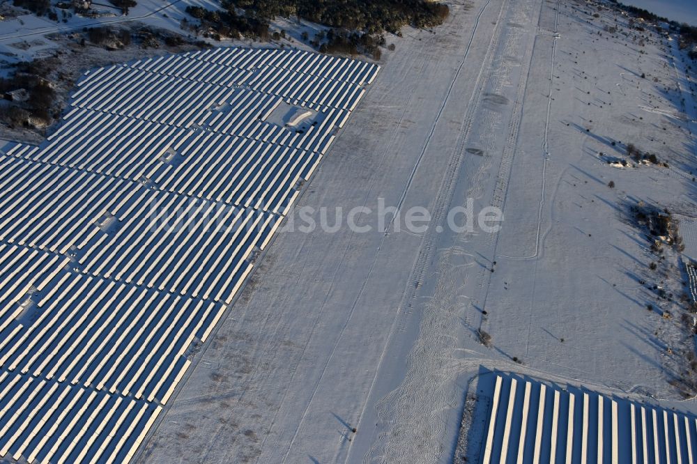 Luftaufnahme Werneuchen - Winterluftbild Solarkraftwerk und Photovoltaik- Anlagen auf dem Flugplatz in Werneuchen im Bundesland Brandenburg