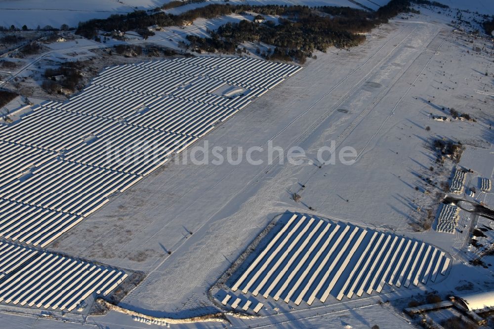 Werneuchen aus der Vogelperspektive: Winterluftbild Solarkraftwerk und Photovoltaik- Anlagen auf dem Flugplatz in Werneuchen im Bundesland Brandenburg