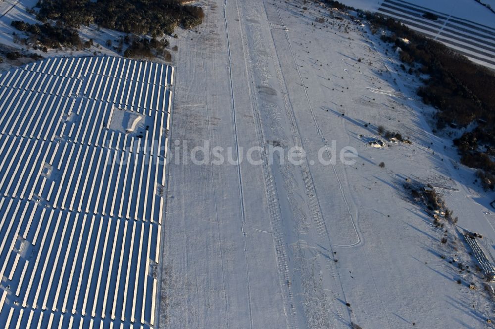 Luftbild Werneuchen - Winterluftbild Solarkraftwerk und Photovoltaik- Anlagen auf dem Flugplatz in Werneuchen im Bundesland Brandenburg
