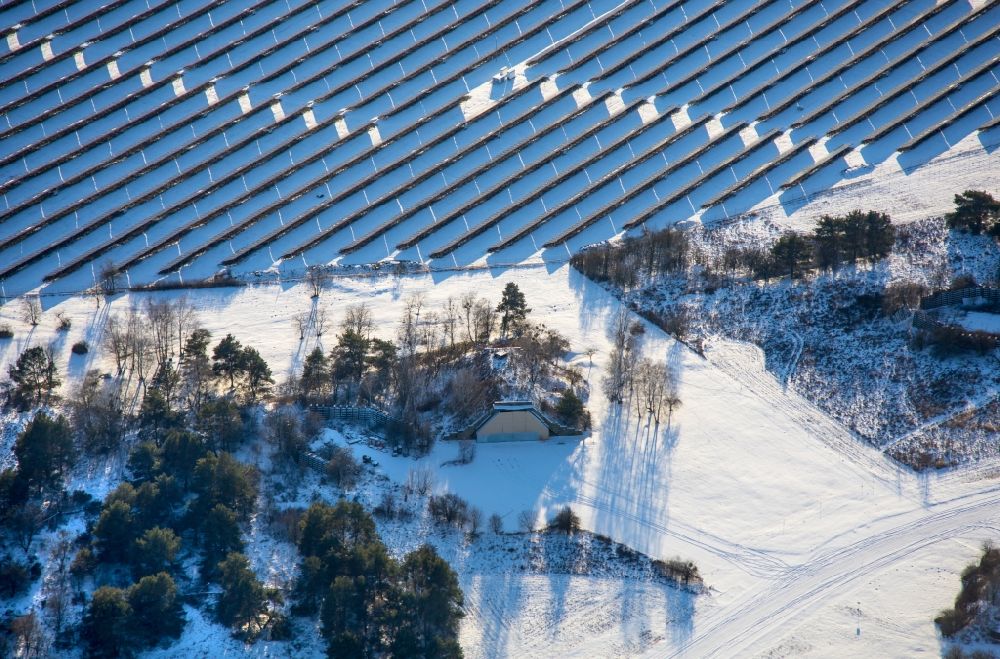 Luftbild Werneuchen - Winterluftbild Solarkraftwerk und Photovoltaik- Anlagen am Flugplatz in Werneuchen im Bundesland Brandenburg, Deutschland